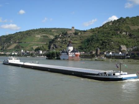 Fietsen langs de Rijn en zijn onvergelijkbaar schouwspel op het water en langs de oevers : tolburcht Pfalzgrafenstein uit 1327 bij Kaub.